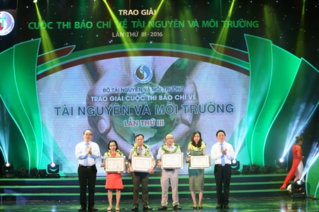 Đồng chí Nguyễn Thiện Nhân, Ủy viên Bộ Chính trị, Chủ tịch Ủy ban Trung ương MTTQ Việt Nam và Bộ trưởng Tài nguyên và Môi trường Trần Hồng Hà trao giải A cho các tác giả có tác phẩm xuất sắc nhất.